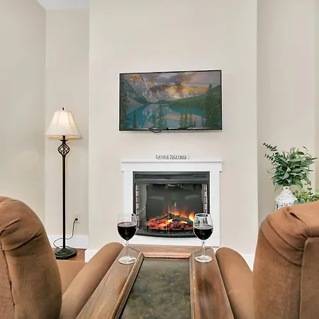 Main Street Retreat #16 - King Bed, On Main St, Shared Hot Tub & Pool Appartement
